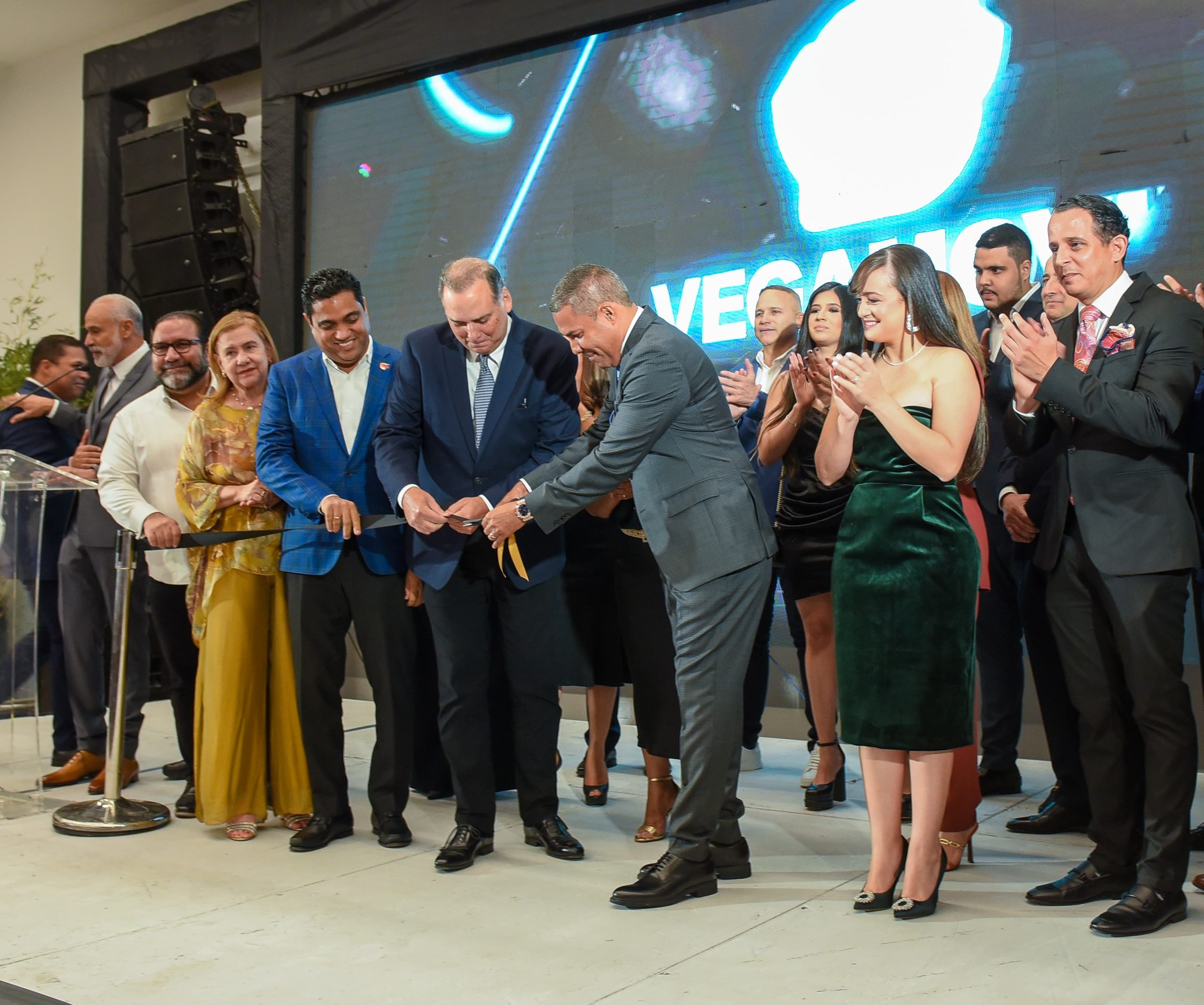 Vegamovil inaugura el showroom de vehículos más moderno y más grande del país