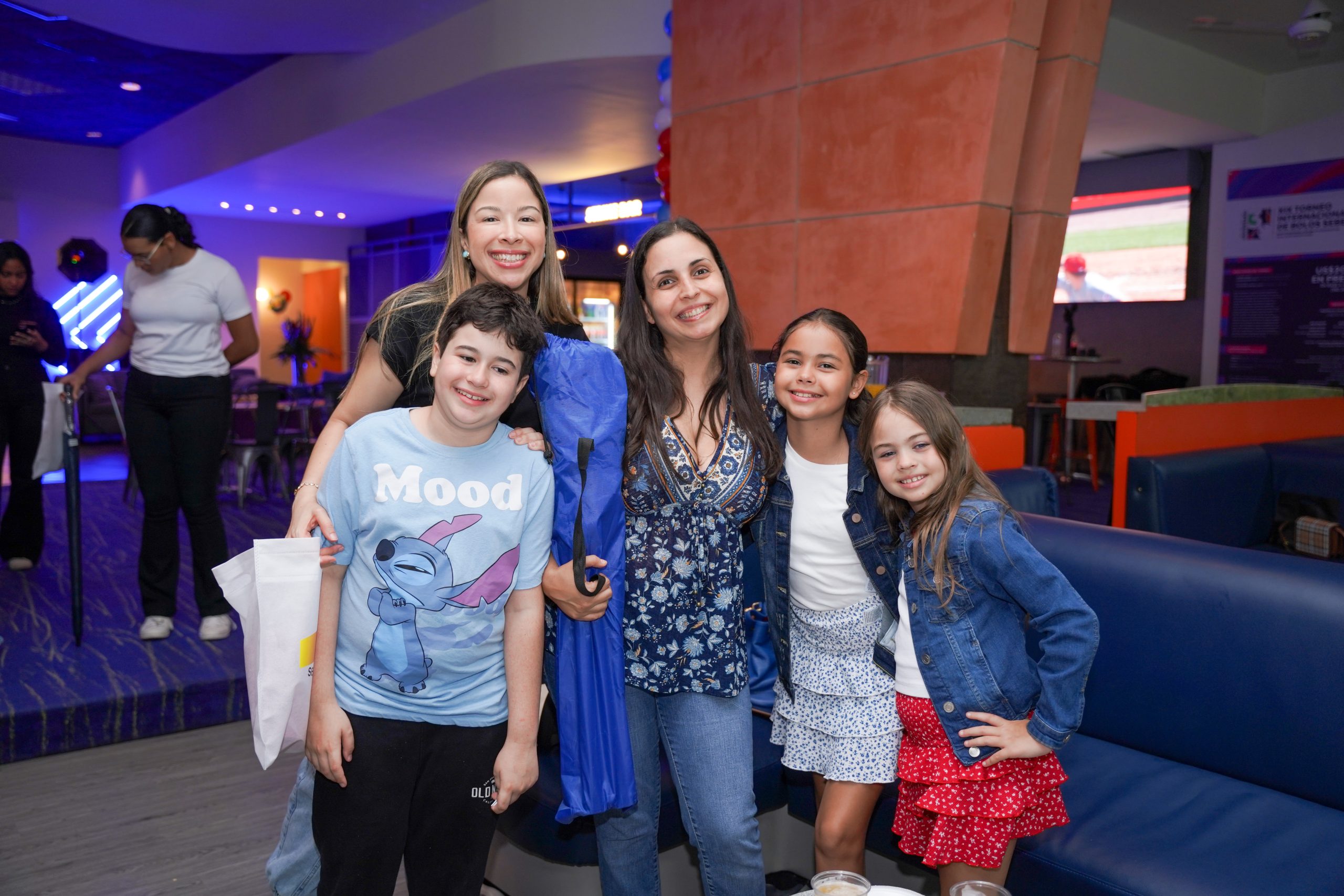 Celebrando a Mamá con Mazda en la Bolera