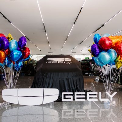 ¡Mamá 0 KM ya tiene ganadora! Geely entrega una Coolray en su showroom de Naco