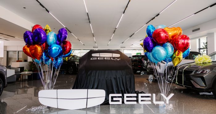 ¡Mamá 0 KM ya tiene ganadora! Geely entrega una Coolray en su showroom de Naco