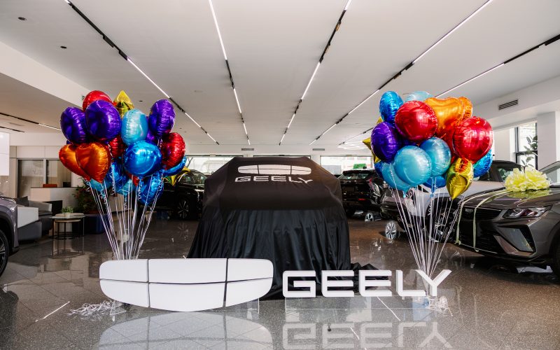 ¡Mamá 0 KM ya tiene ganadora! Geely entrega una Coolray en su showroom de Naco