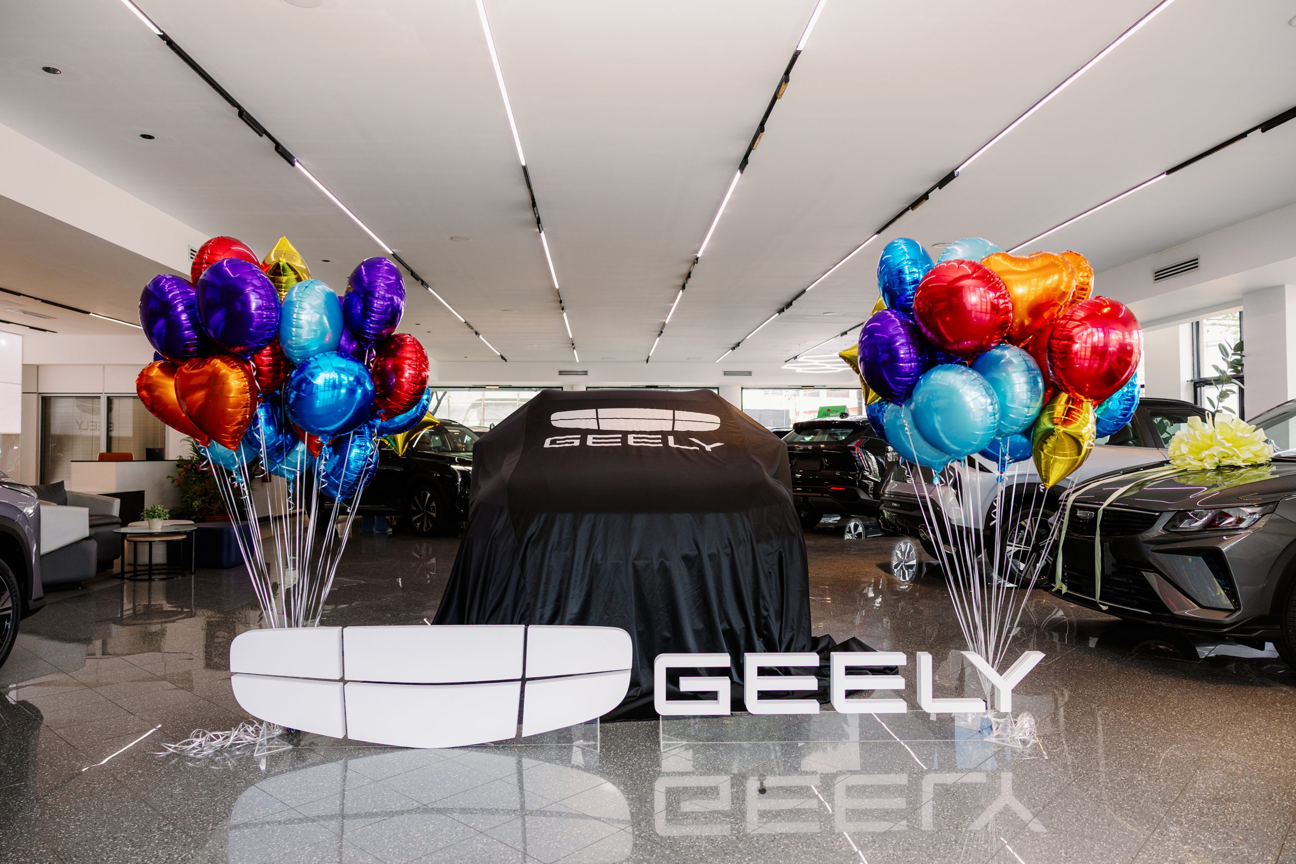 ¡Mamá 0 KM ya tiene ganadora! Geely entrega una Coolray en su showroom de Naco