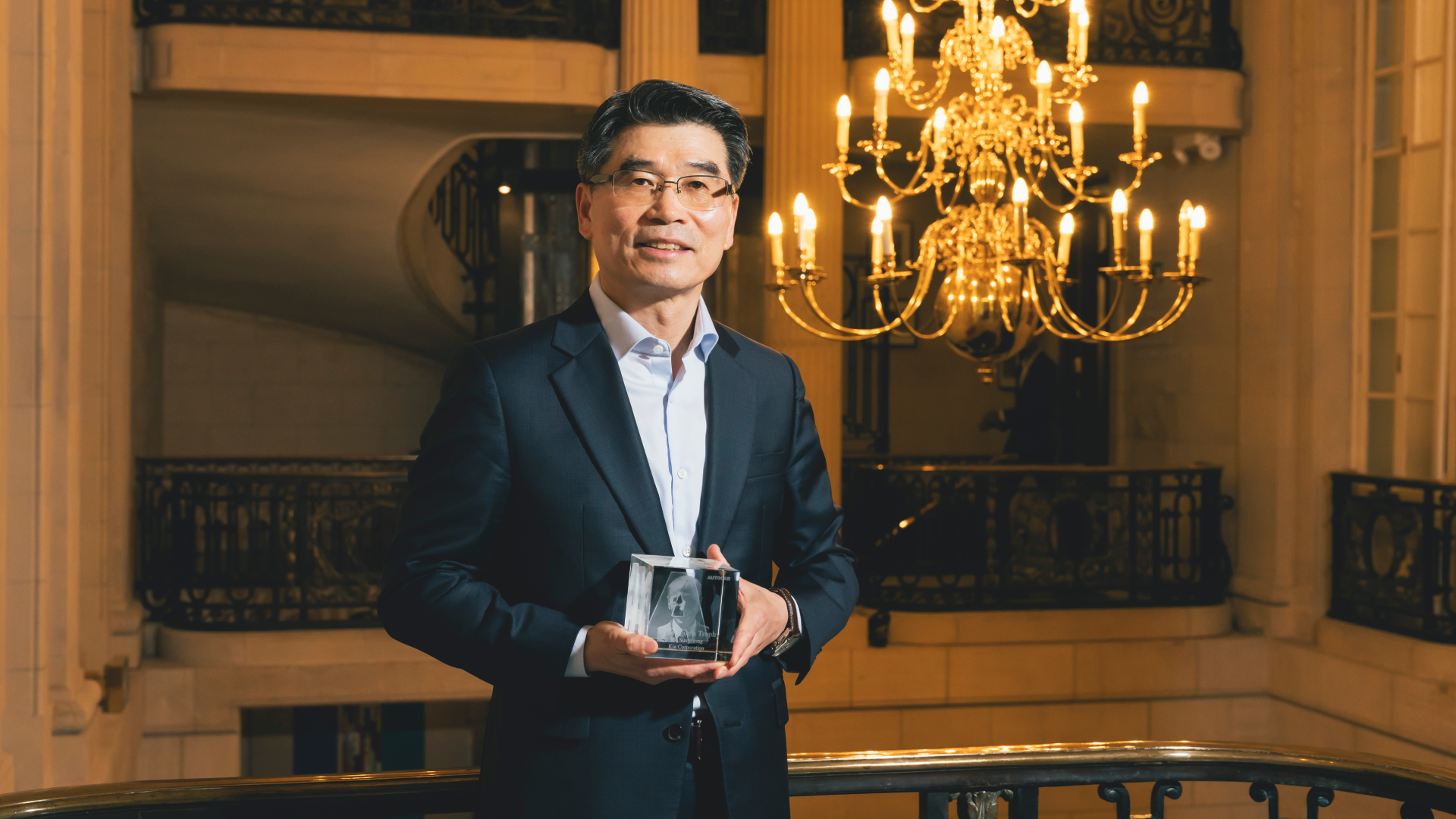El presidente y director ejecutivo de Kia, Ho Sung Song, fue homenajeado en los Premios Autocar 2025