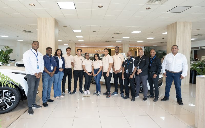 Grupo Viamar reconoce a los técnicos de Loyola con la entrega de certificados de pasantía.