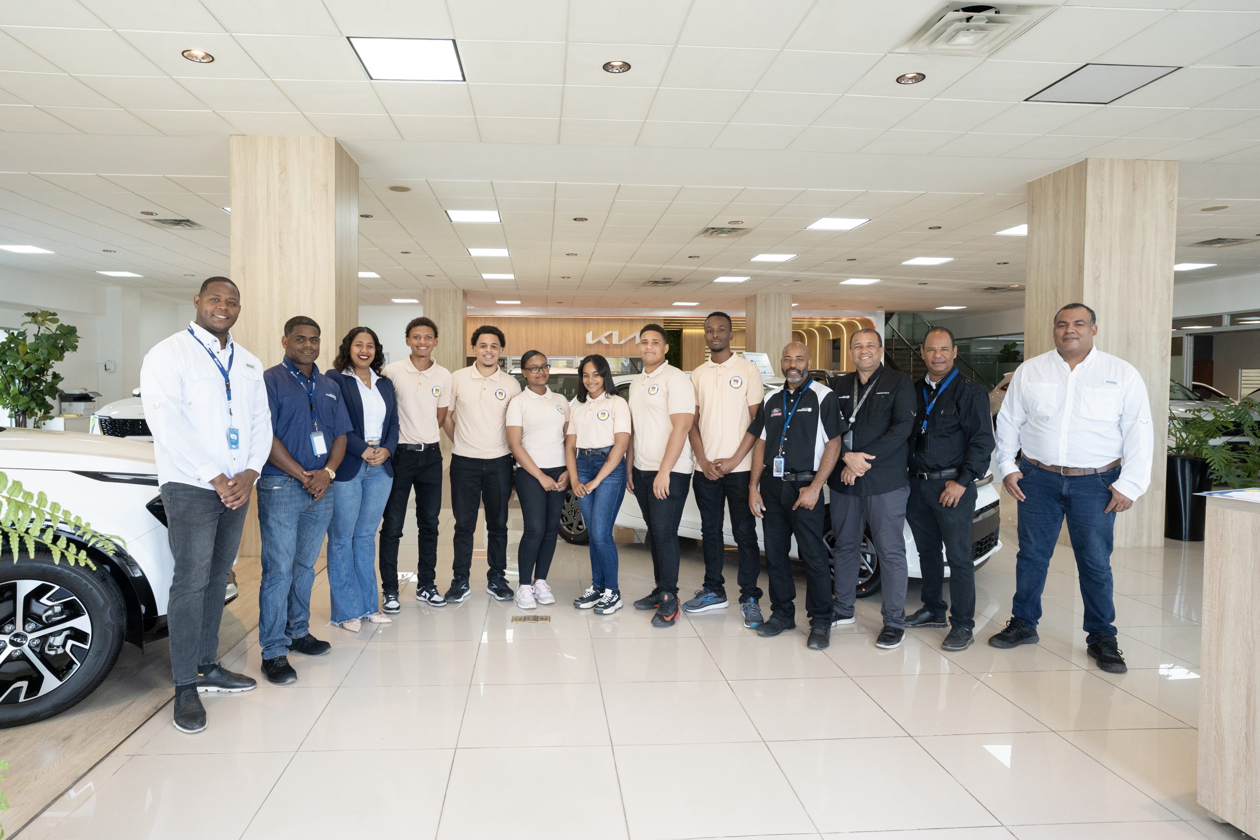 Grupo Viamar reconoce a los técnicos de Loyola con la entrega de certificados de pasantía.