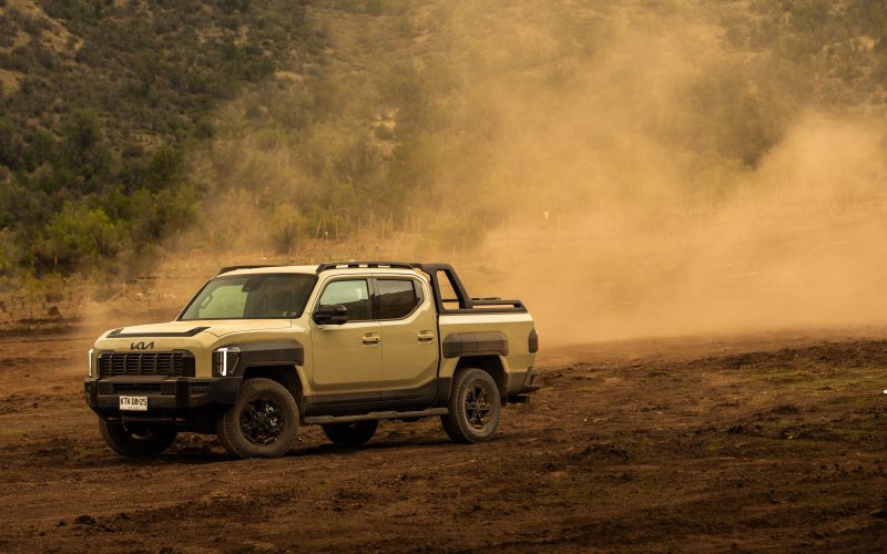Kia Tasman llega a América Latina: un audaz debut en Chile con aventura e innovación.