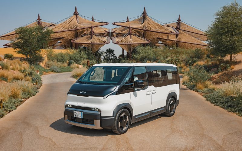 Kia y Red Sea Global lanzan piloto de PBV y exploran una asociación de movilidad a largo plazo