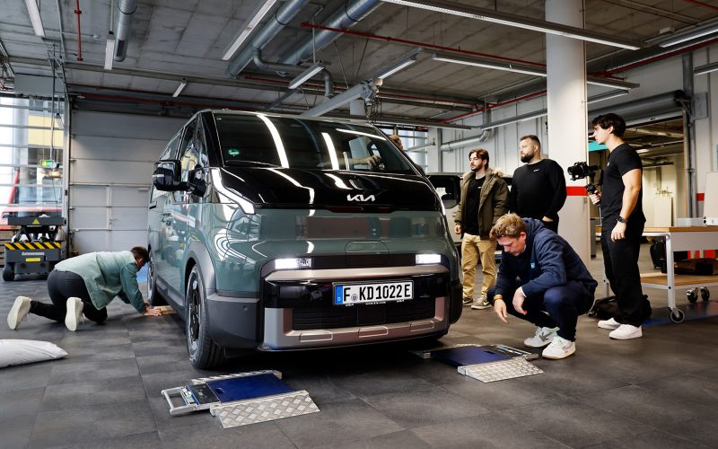 The Kia PV5 Cargo sets a GUINNESS WORLD RECORDSTM title: 693.38 kilometers on a single charge with maximum payload.