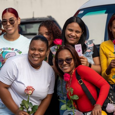 Un Gesto que Florece: Grupo Viamar Celebra el Día Internacional de la Mujer en las Calles de Santo Domingo
