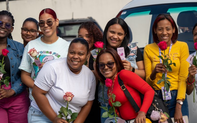 Un Gesto que Florece: Grupo Viamar Celebra el Día Internacional de la Mujer en las Calles de Santo Domingo