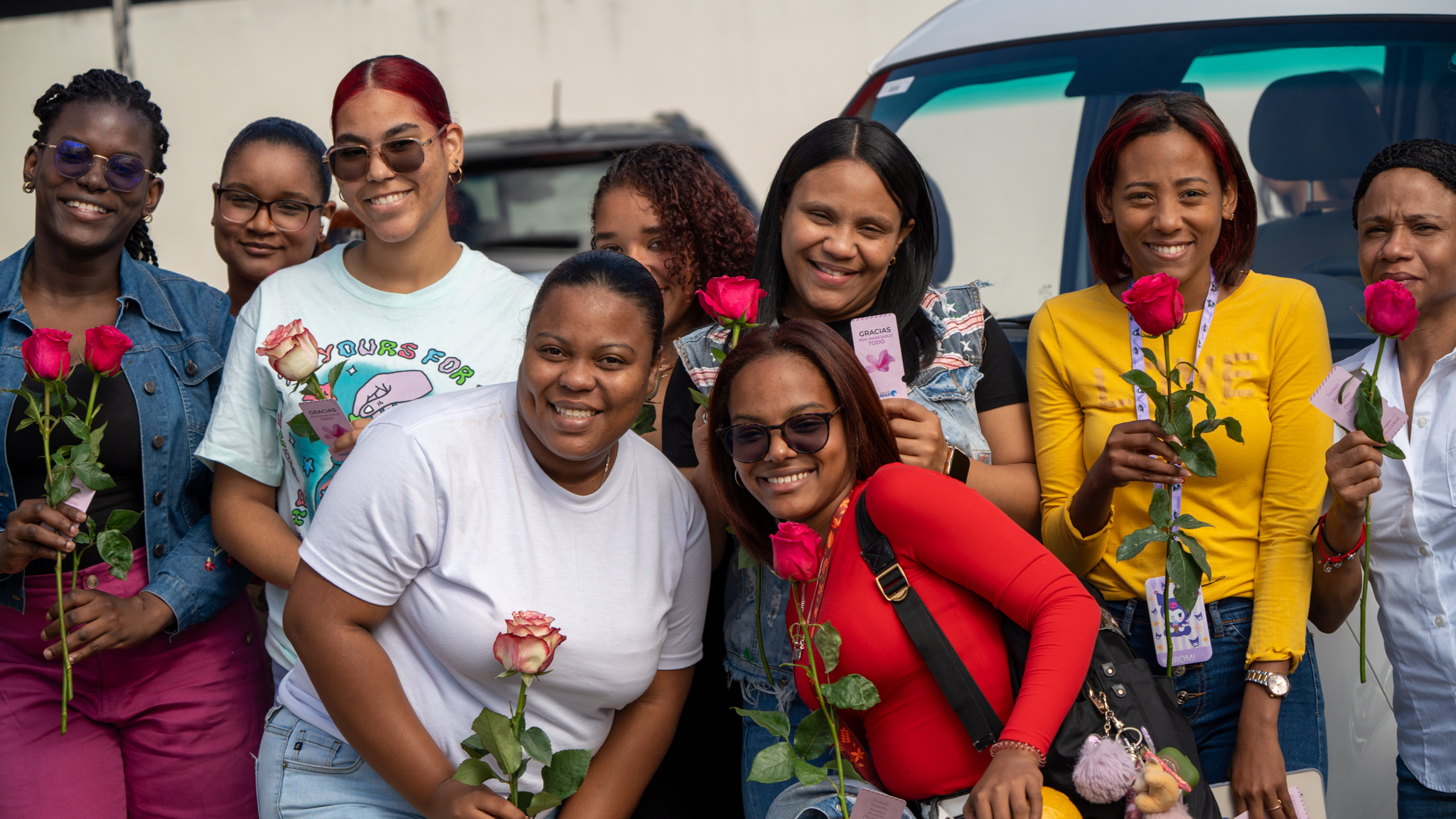 Un Gesto que Florece: Grupo Viamar Celebra el Día Internacional de la Mujer en las Calles de Santo Domingo