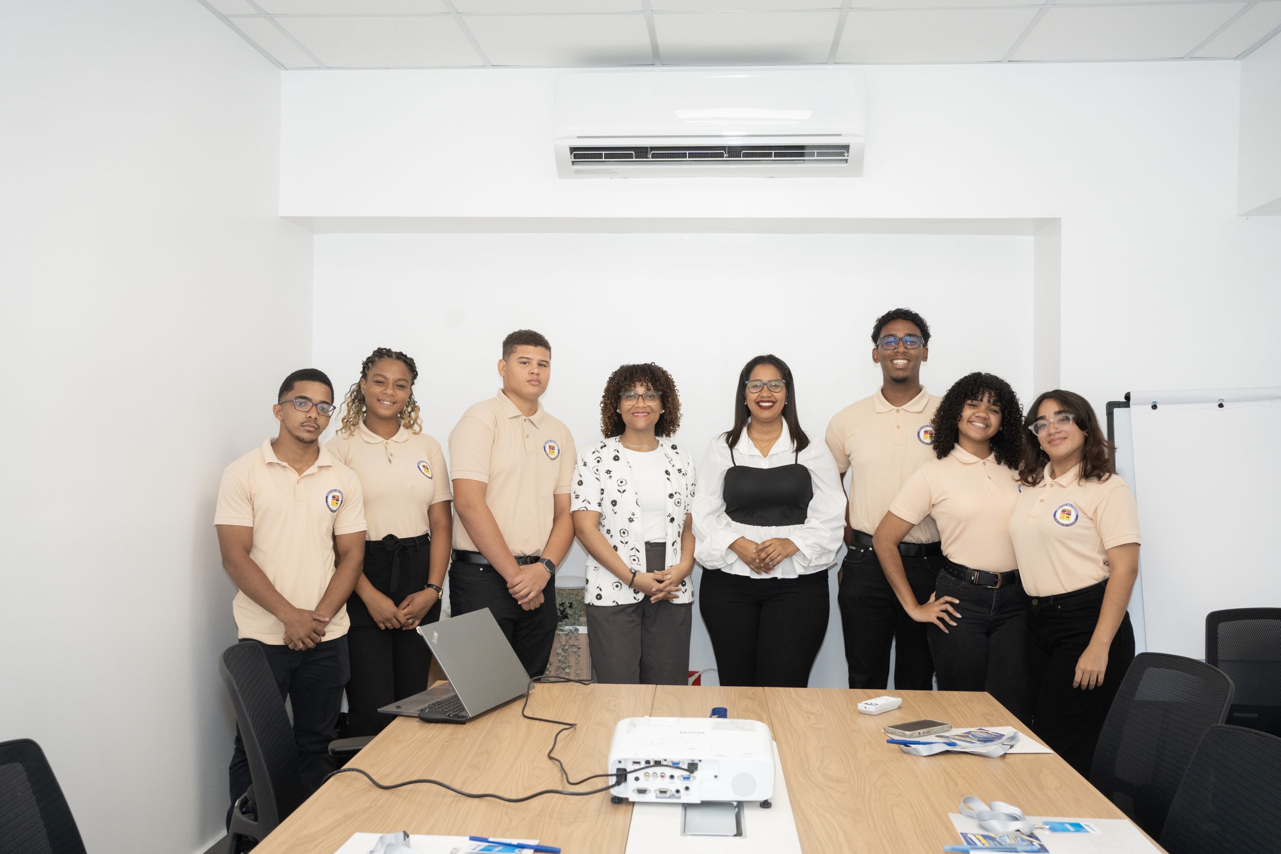 Grupo Viamar recibe estudiantes del Instituto Politécnico Loyola para fortalecer su formación técnica y profesional