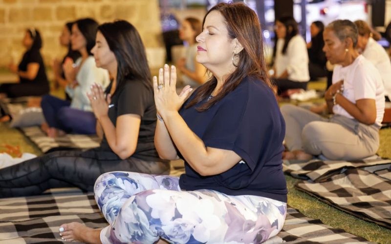 Kia Dominicana celebra "Yoga Bajo las Estrellas" junto a la comunidad Madres Kia